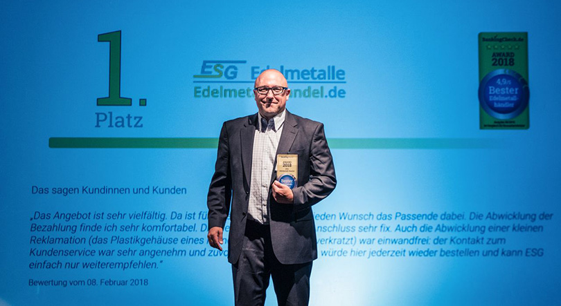 Sven Ostermaier nimmt für die ESG Edelmetall-Service den Preis als "Bester Edelmetallhändler 2018" entgegen