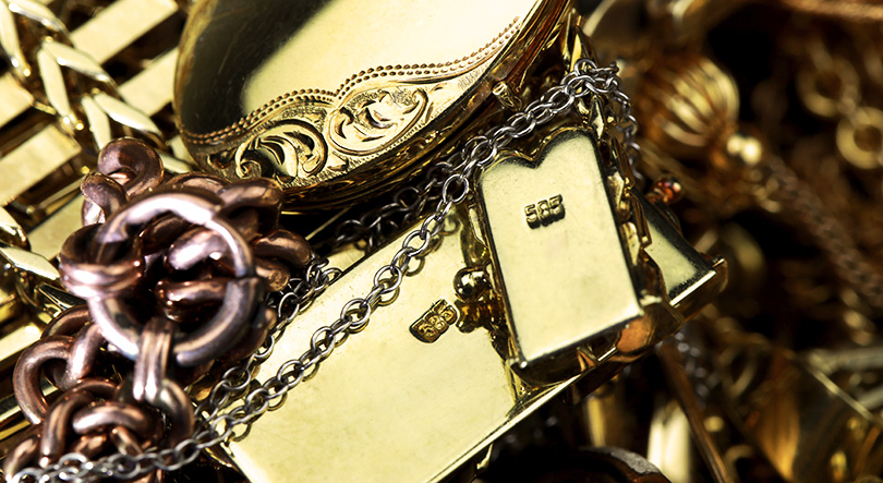 Goldschmuck aus verschiedenen Legierungen mit Punzen.